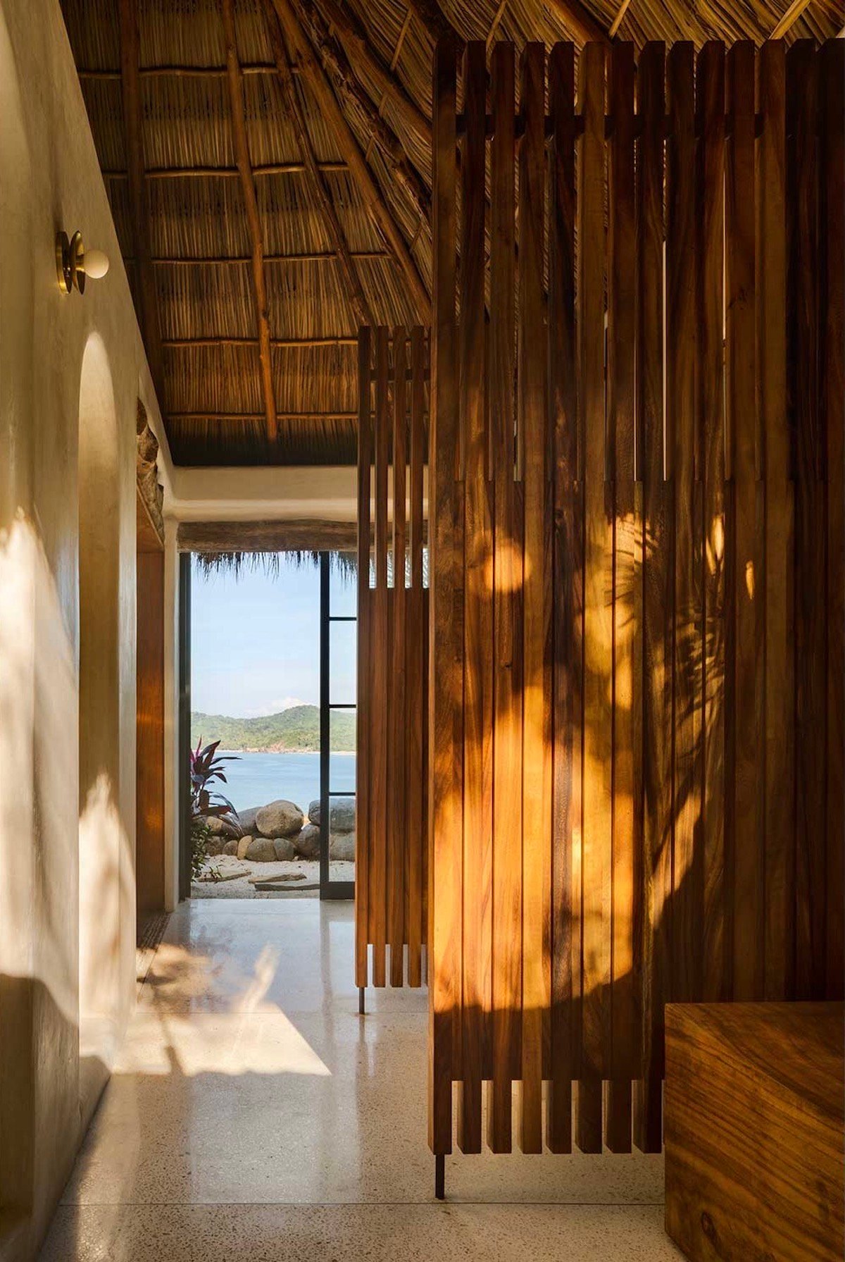 salle de bains bois béton terrazzo cloison ajourée tasseaux teck