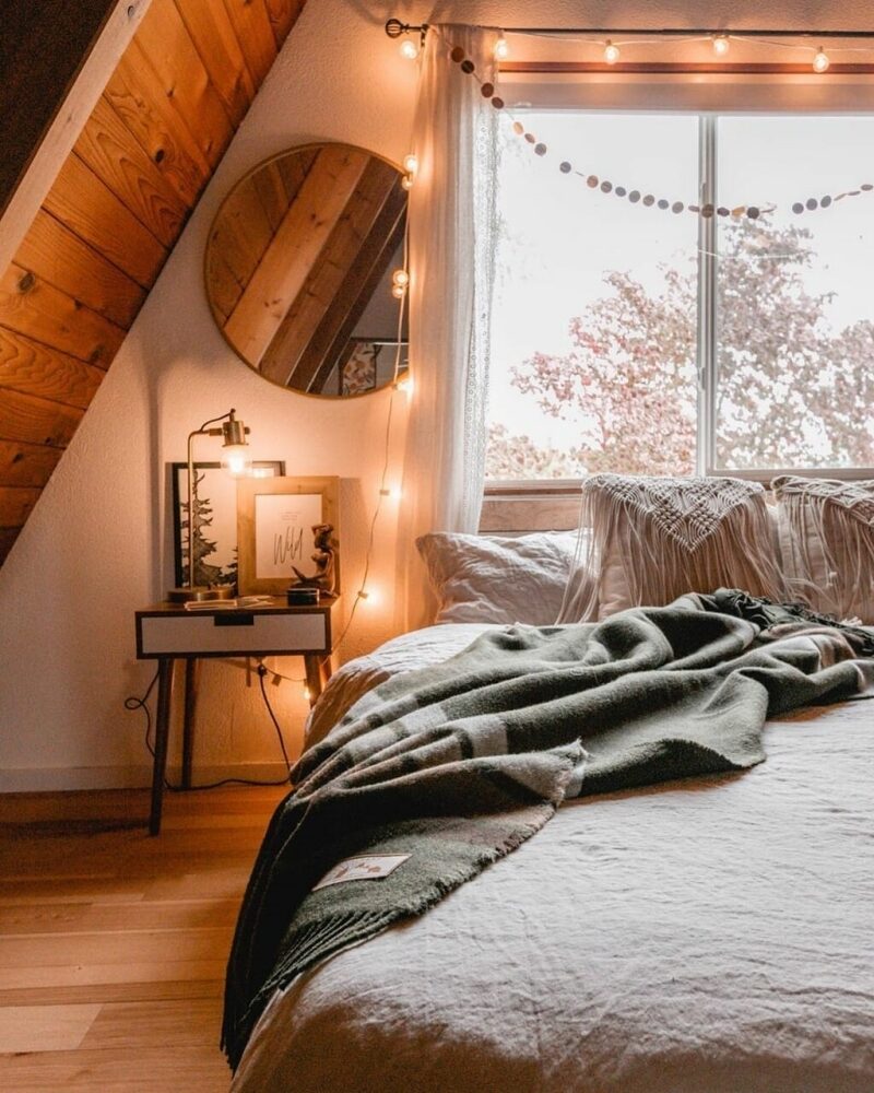 chambre cosy mansardée guirlande lumineuse coussin macramé