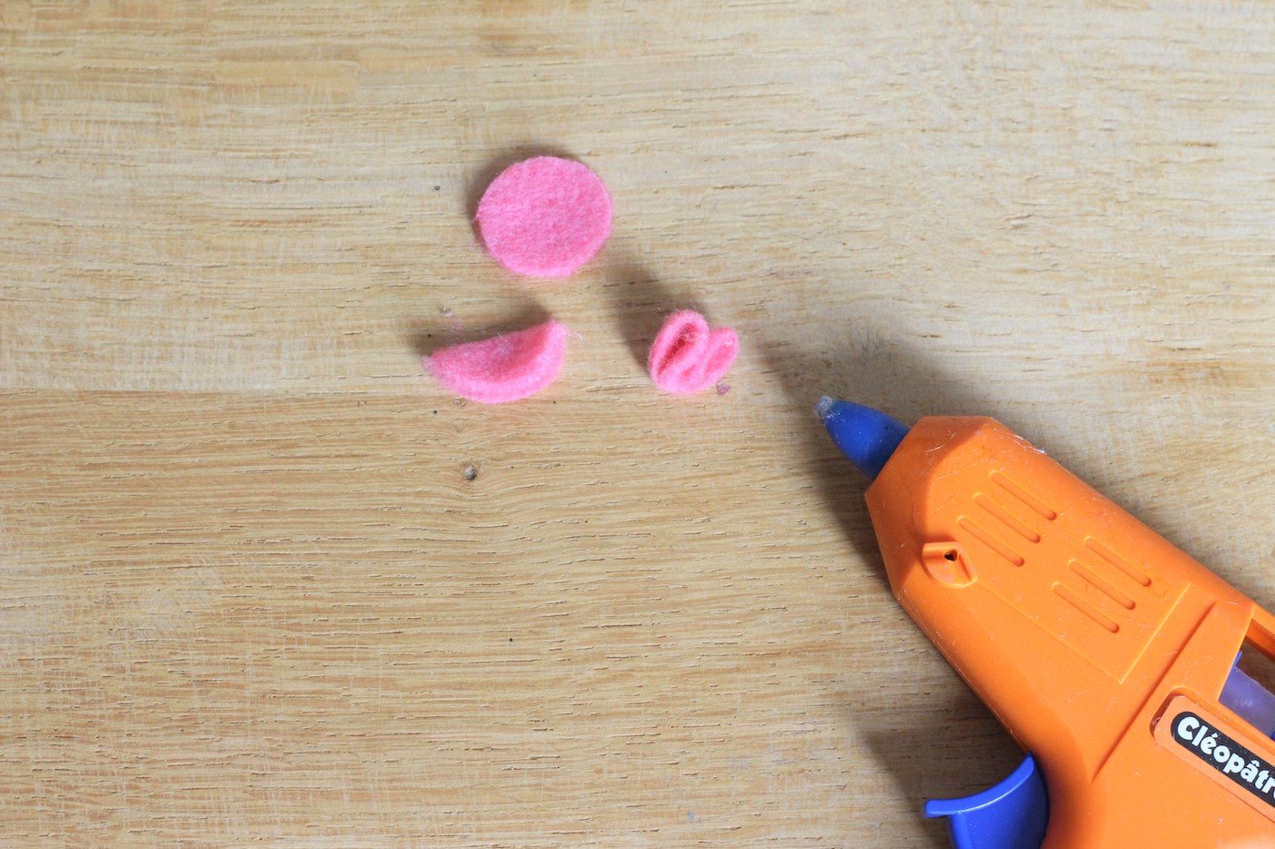 idée activité manuelle chute de feutrine pistolet à colle