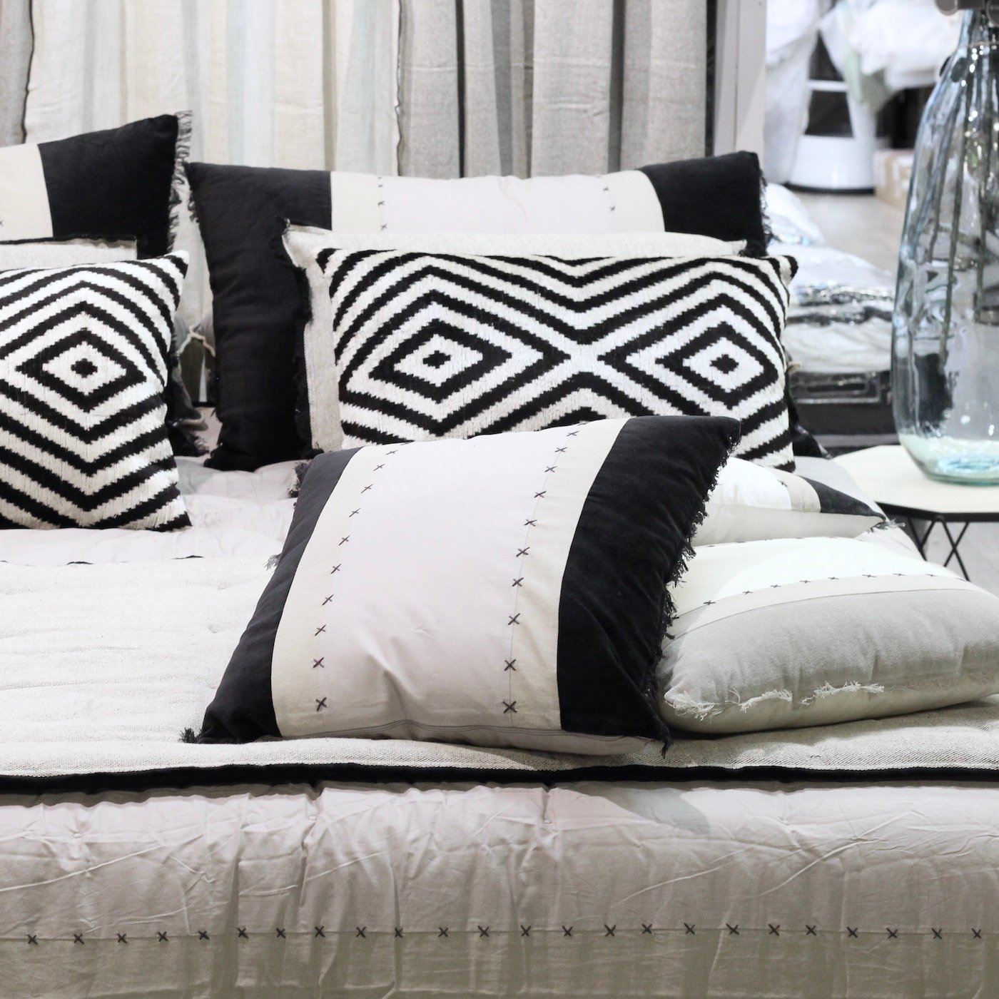 déco ethnique noir blanc chambre coussin oreiller franges