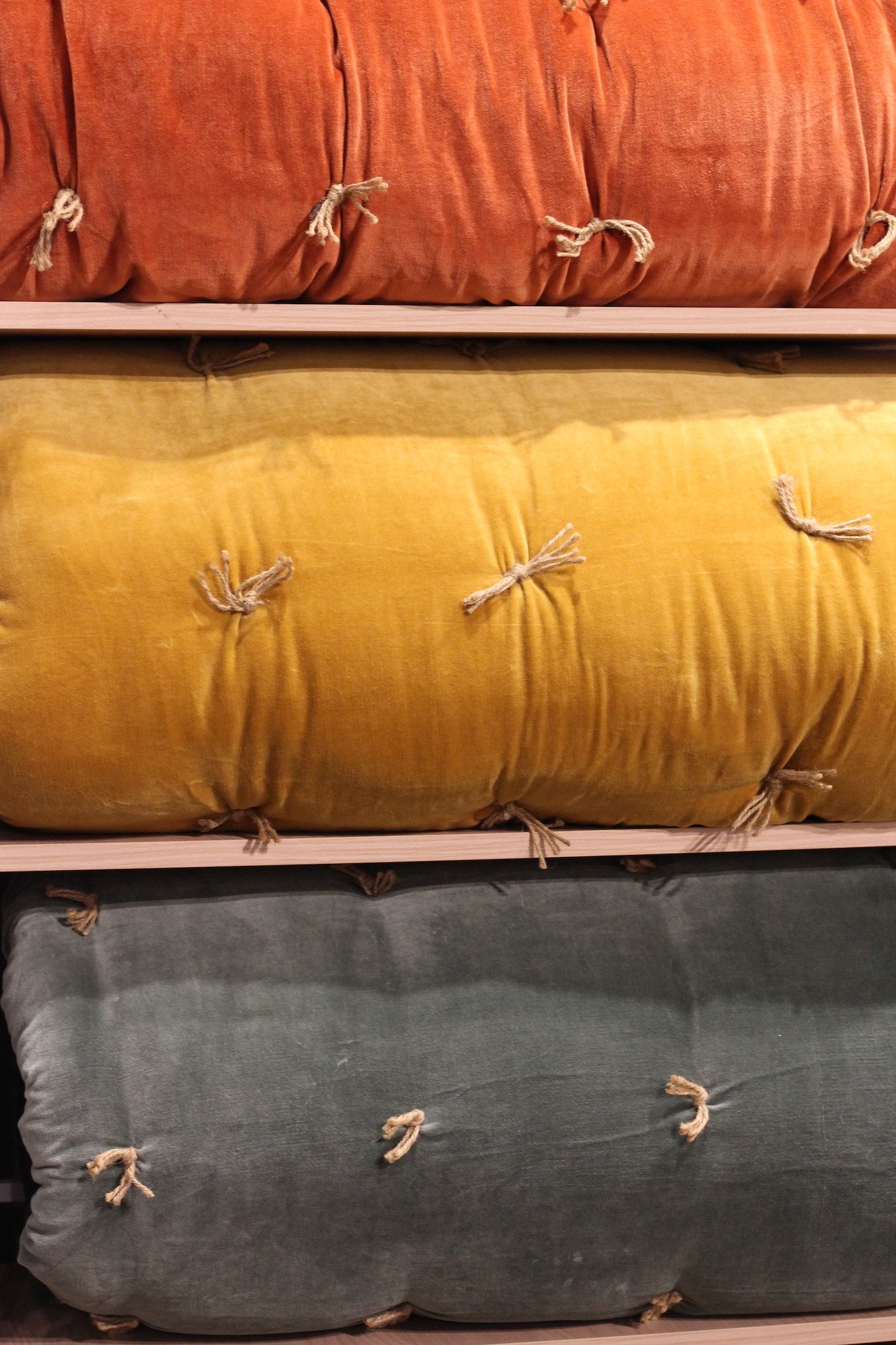 édredon velours jaune moutarde terracotta bleu gris