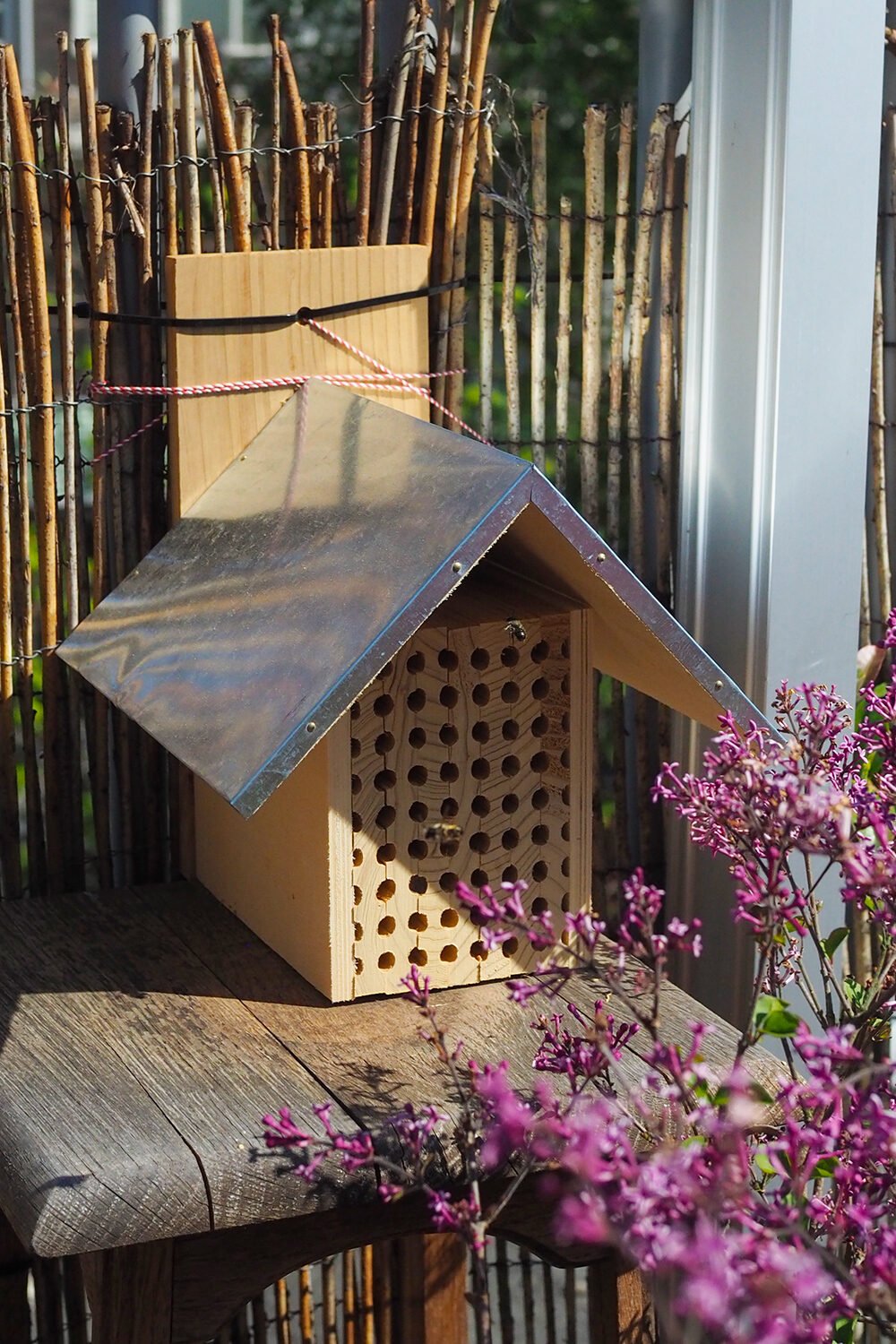 nichoir abeille balcon ville terrasse banquette bois
