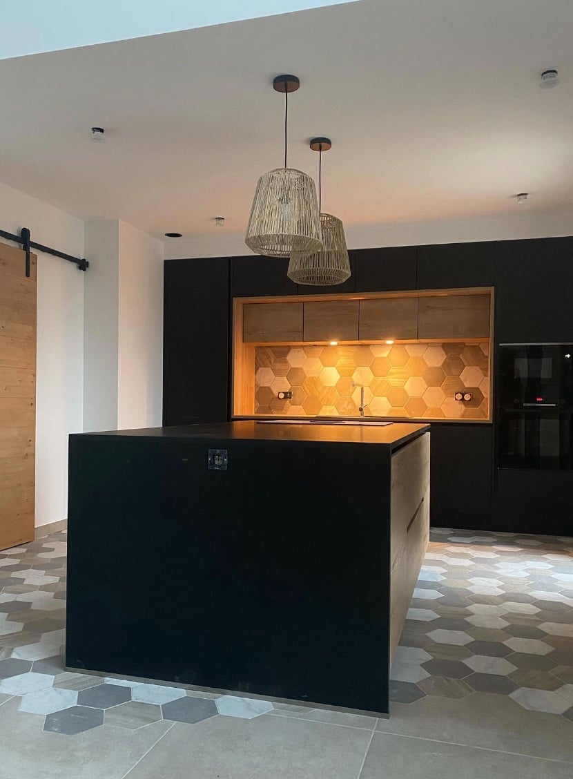 cuisine design contemporain ilot central noir carrelage geometrique