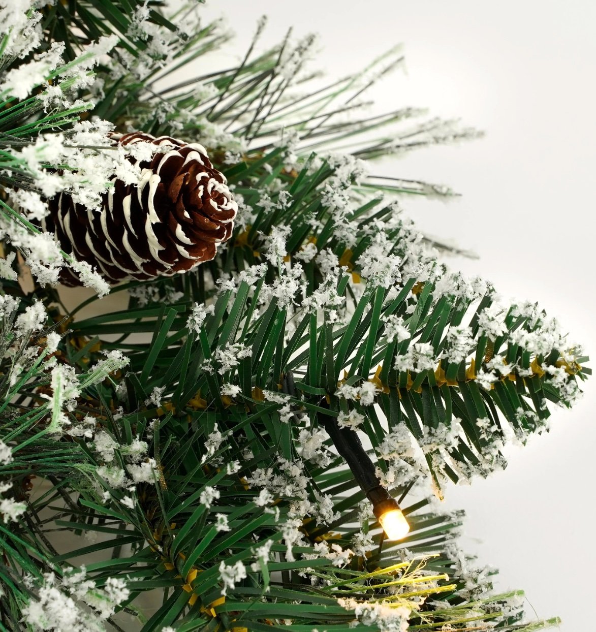 idee deco sapin guirlande poudre blanche imitation neige blanche