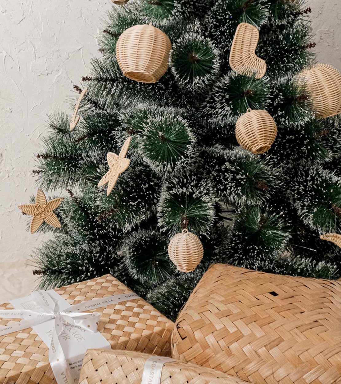 sapin deco noel rustique accessoire rotin