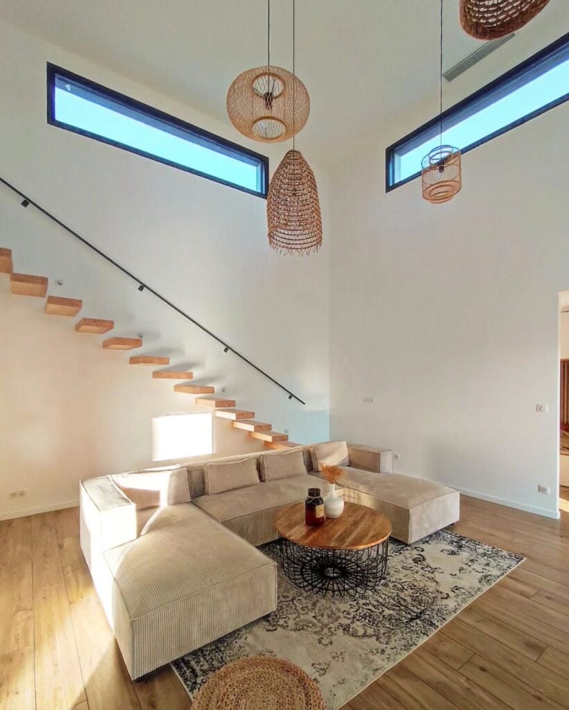 salon canape velours beige escalier bois