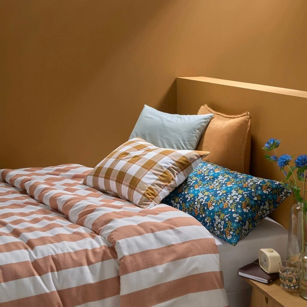 chambre taies oreiller mélange motif carreaux fleurs