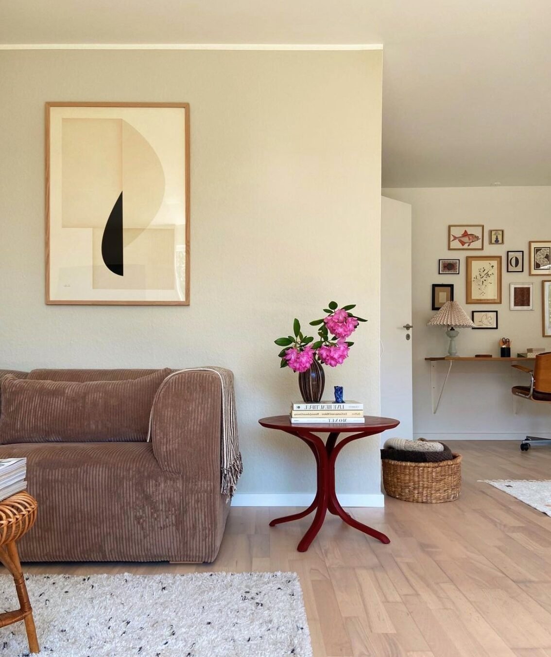 salon Cecilie Kovsted Jønsson canapé angle velours côtelé marron rosé