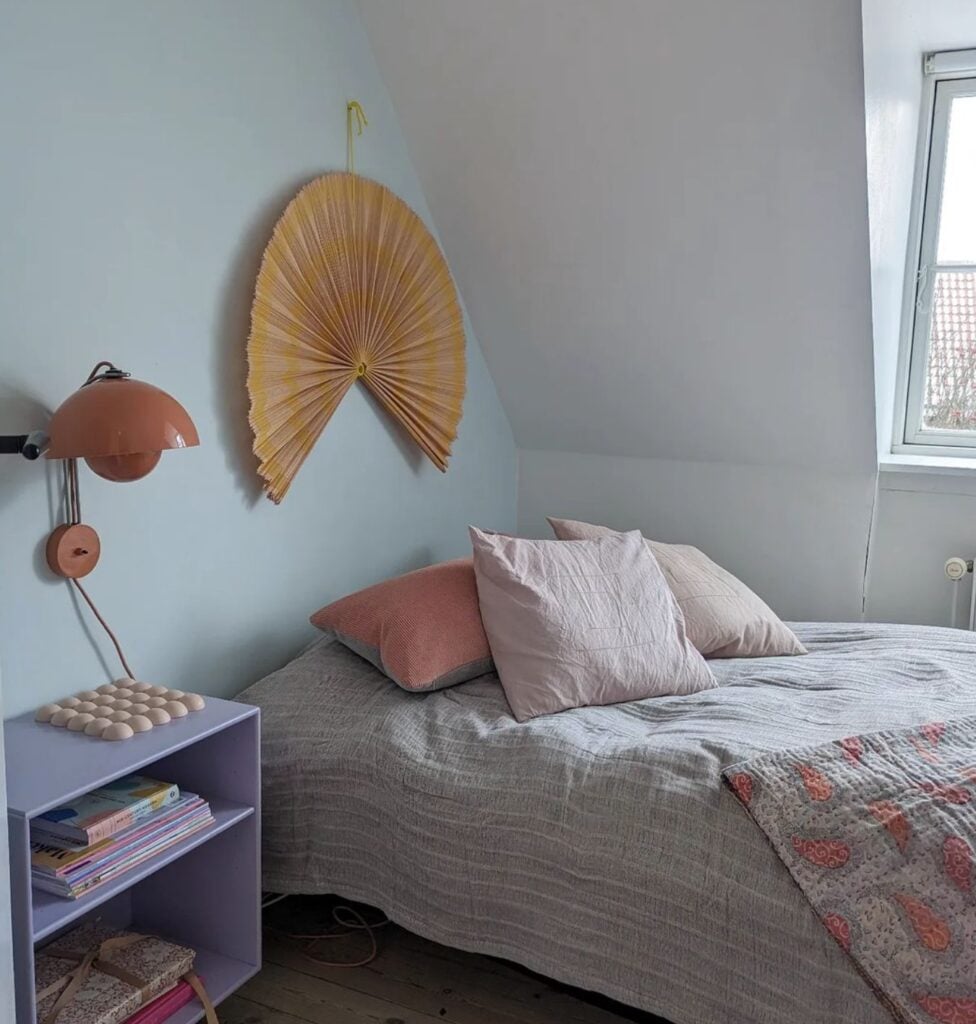 chambre enfant lit simple table de chevet violet pastel eventail japonais