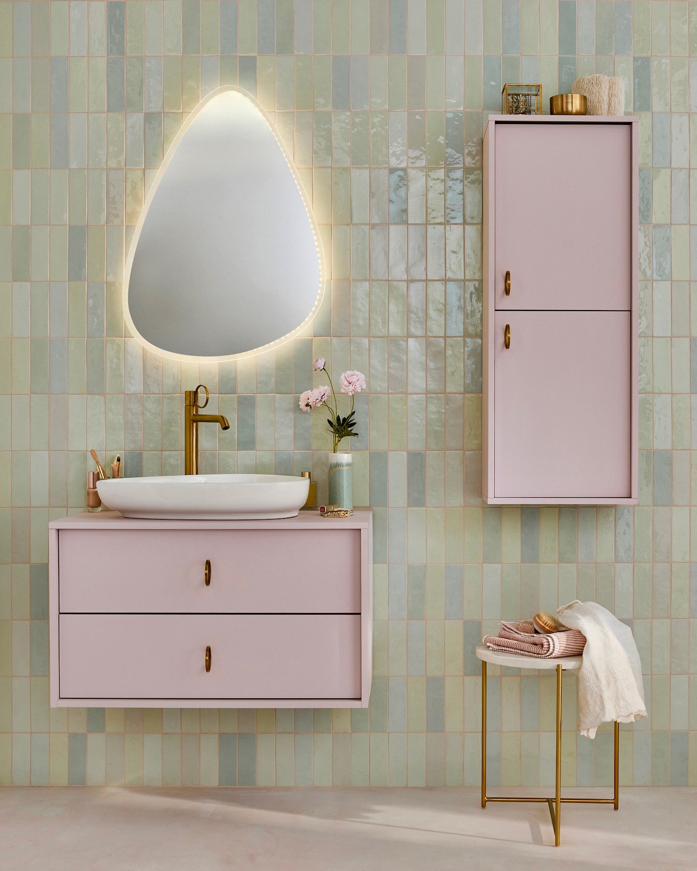 salle de bains meuble rose cuivre zellige vert mint