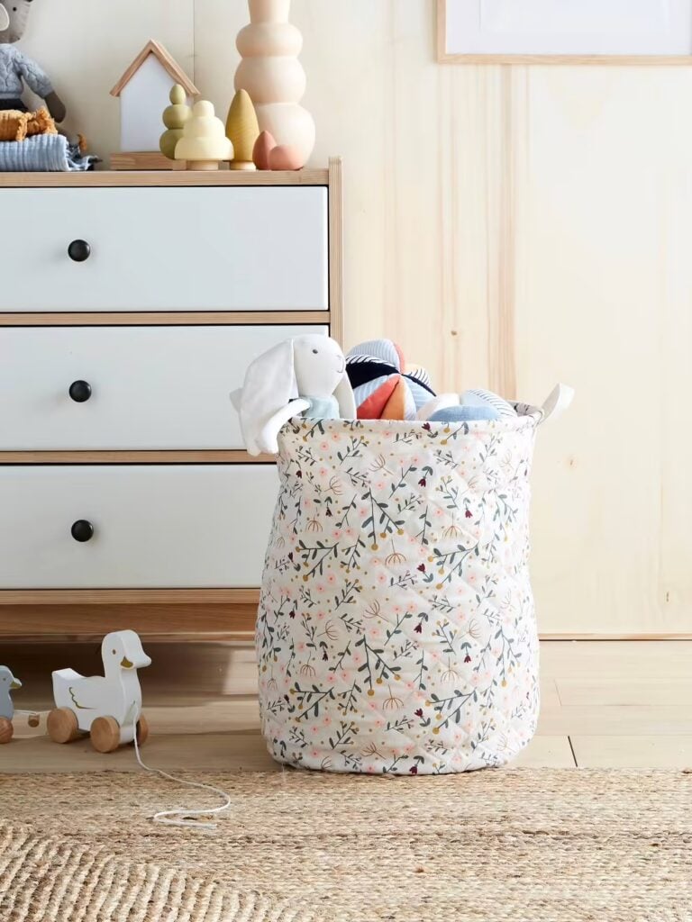 idée déco rangement jouet chambre fille panier liberty