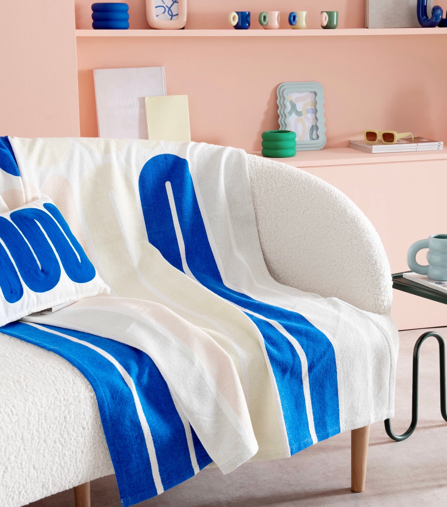 canapé bleu Klein blanc bouclettes graphique