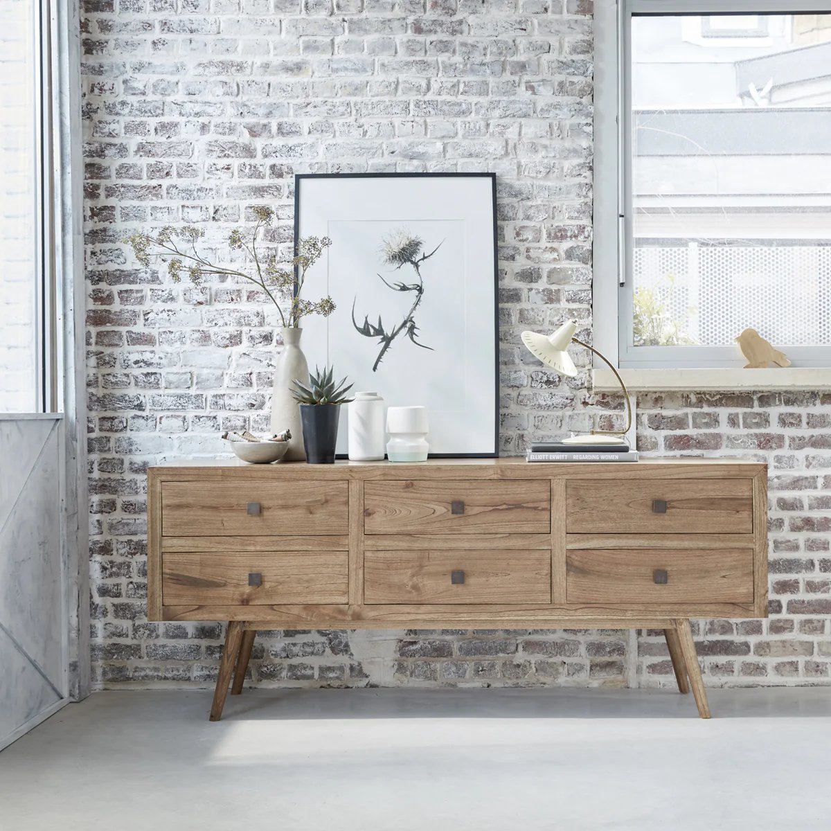 buffet bois massif 6 tiroirs mur briques gris