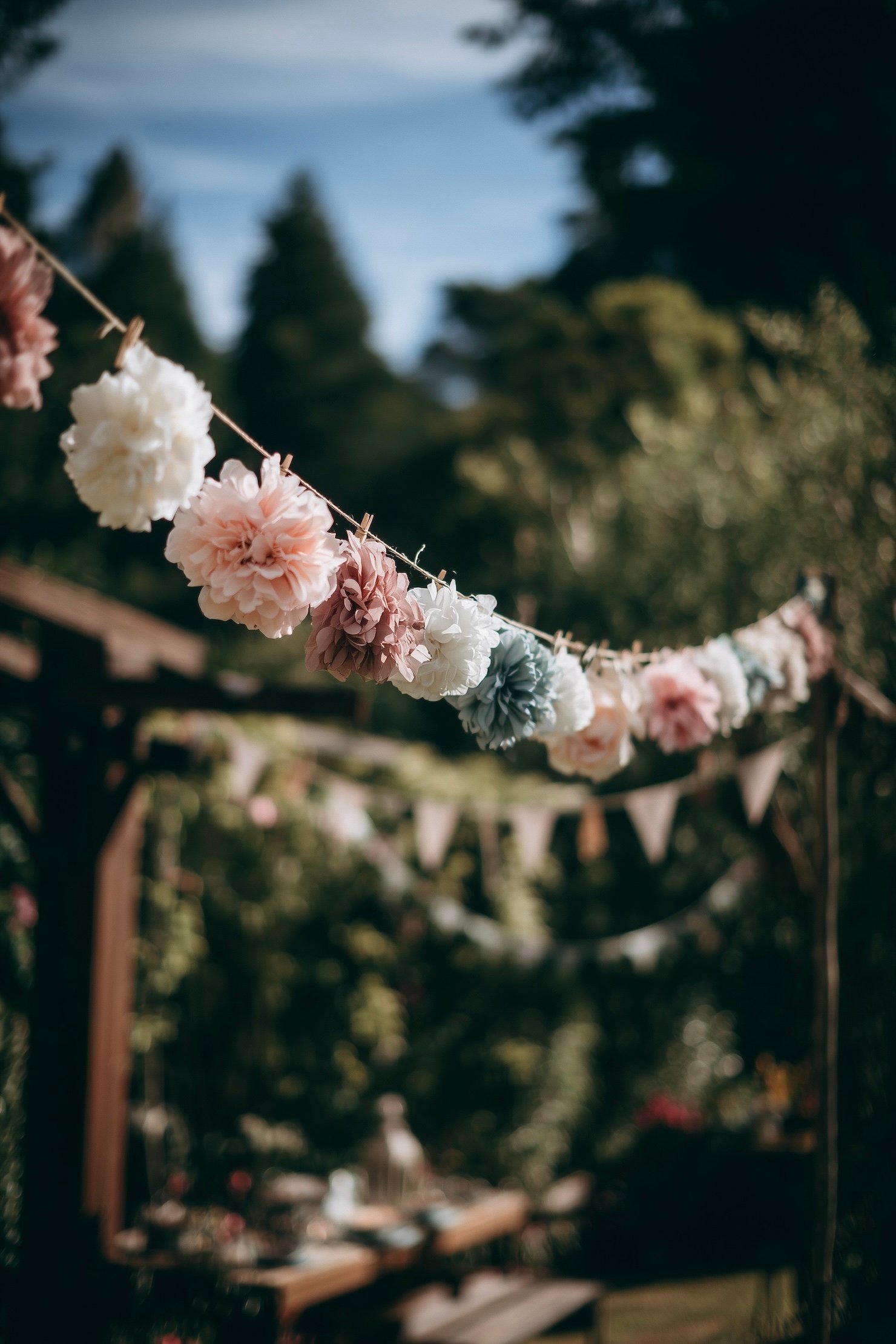 déco diy mariage arche pompon soie rose bleu beige