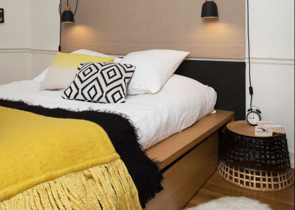 chambre jaune moutarde et noire decoration ethnique
