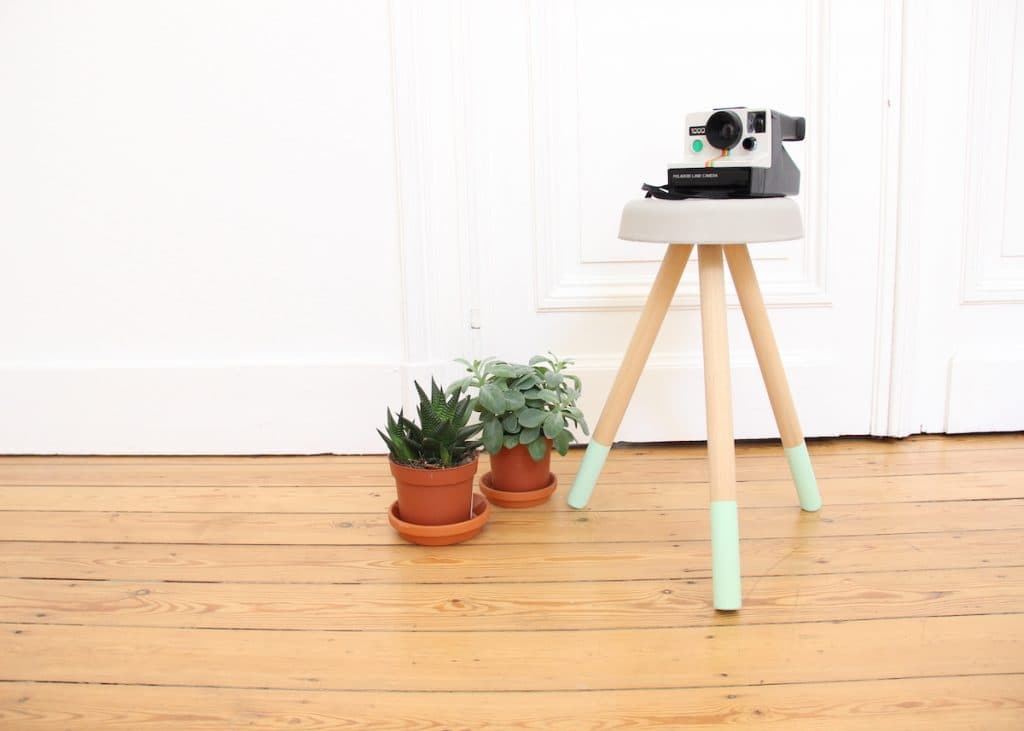 tabouret en béton diy salon parquet bois mur porte blanc - blog déco - clem around the corner