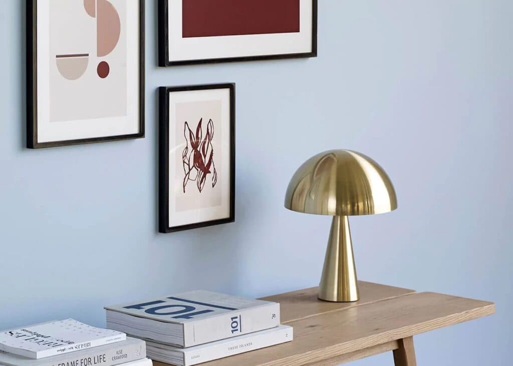 lampe champignon laiton dore mur de cadre tableau mur bleu ciel