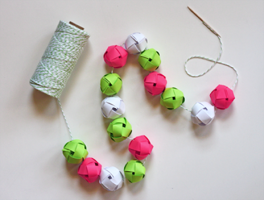 DIY guirlande origami boule de papier