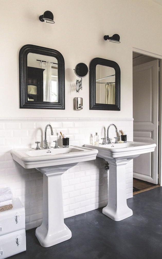 salle de bain noire et blanche style retro 1900