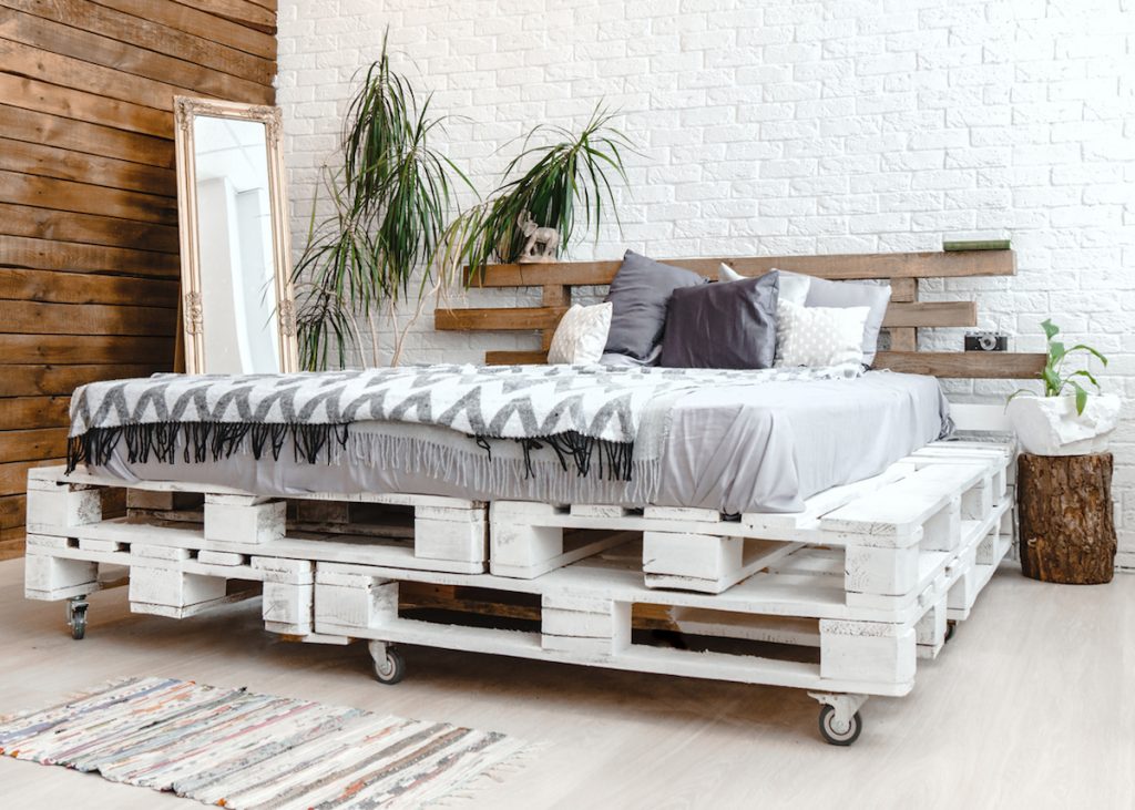 comment faire un lit en palette de bois blanc roulette diy tuto guitare blanche mur briques bois plantes clemaroundthecorner blog déco