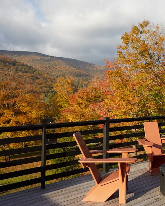 chalet noir paysage chaise terrasse orange - blog déco - clem around the corner
