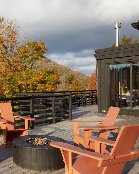 chalet noir paysage terrasse soleil - blog déco - clem around the corner