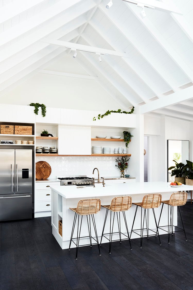 transformation d'une ferme en maison de vacances cuisine ouverte blanc rotin blog déco