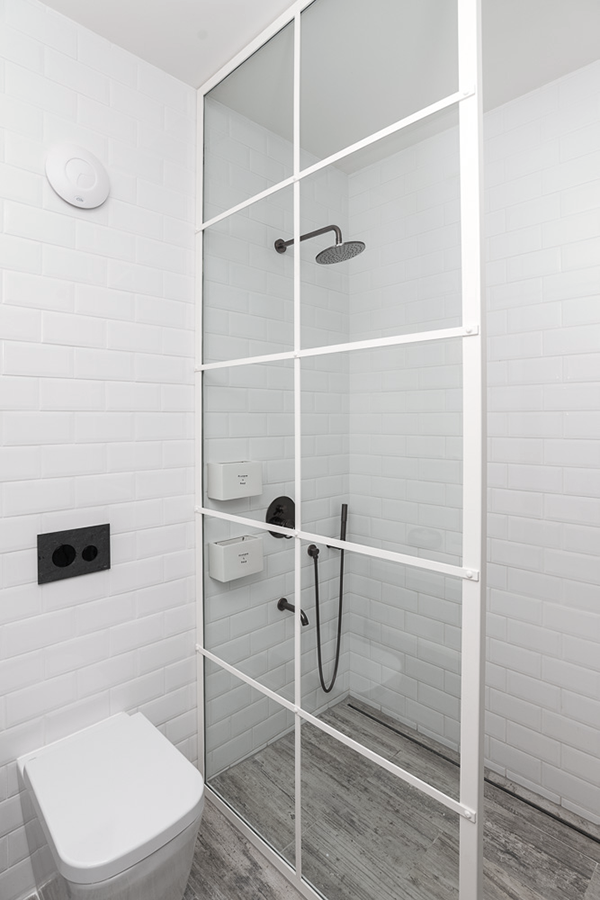 mini salle de bain blanche robinet noir mat douche sol imitation parquet carrelage design