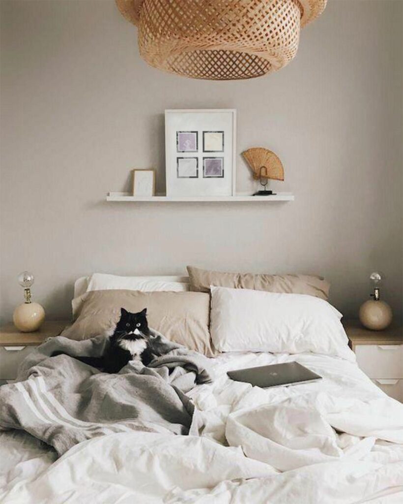 lit double blanc beige mur taupe suspension fibres naturelles osier