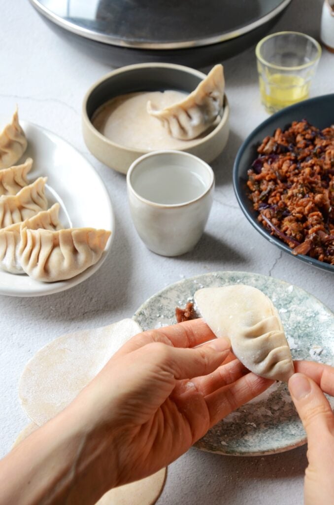 technique pliage éventail pâte raviolis japonais pékinois