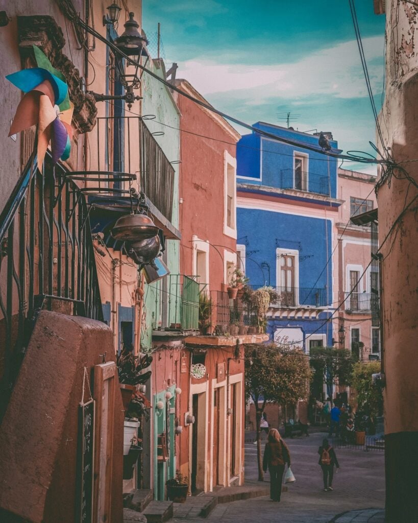 rue maisons colorés bleu rose