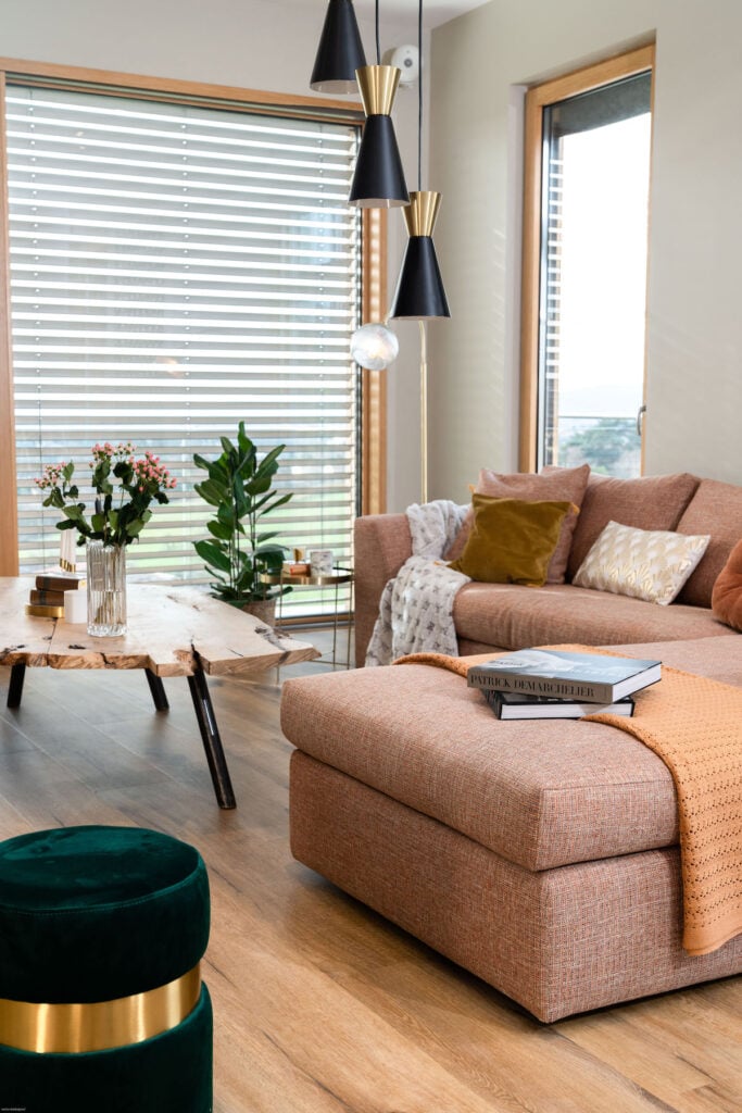 salon Art Déco pouf velours laiton suspension métal plaid crochet