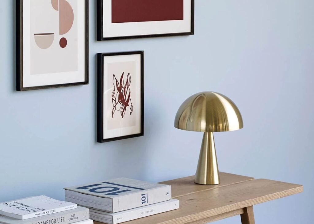 lampe champignon laiton dore mur de cadre tableau mur bleu ciel