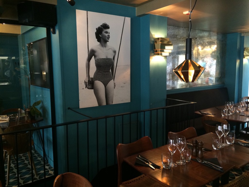 Restaurant de l'hotel Edgar Paris bleu canard resto chaise table bois vin vintage tableau noir et blanc