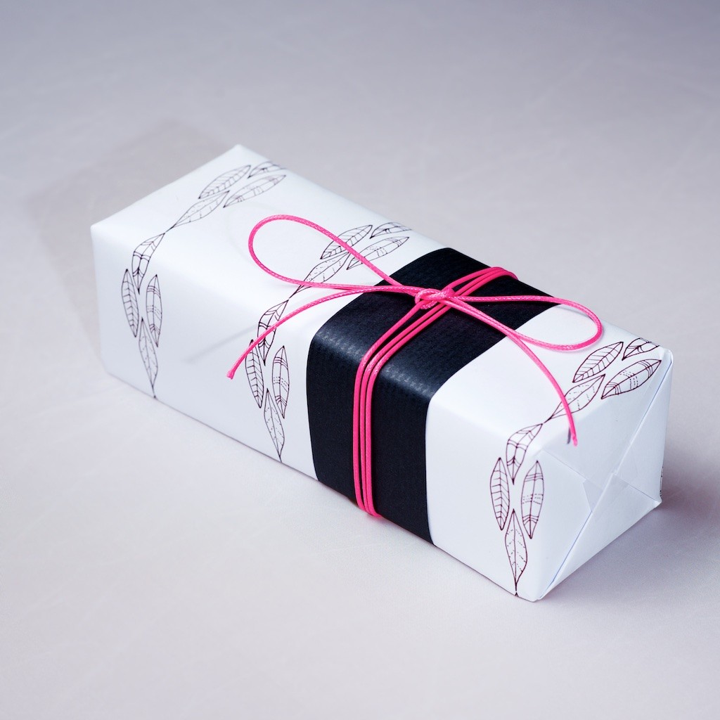 Emballage cadeau feuille noire et fil rose DIY