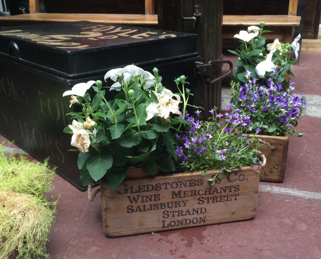 DIY pot de fleurs caisse en bois marché Visiter les puces de Saint Ouen