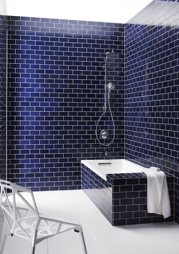 salle de bain bleu marine carrelage mosaique