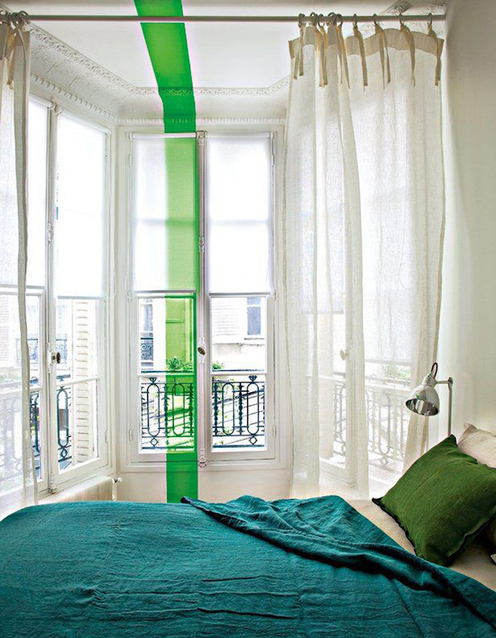 couleur de chambre bande verte mur blanc fenetre rideaux blancs lit colore