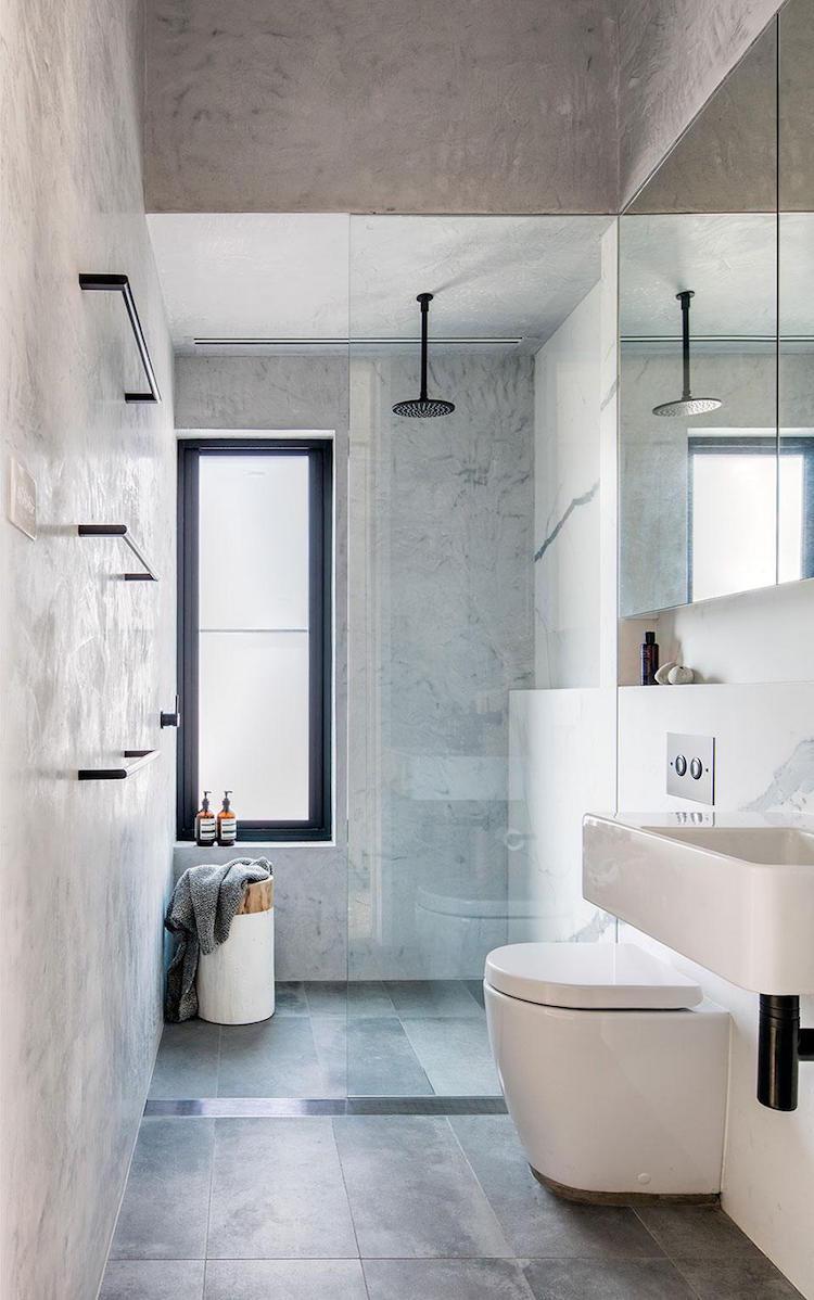 douche italienne petite salle de bain moderne grise carrelage effet beton cire