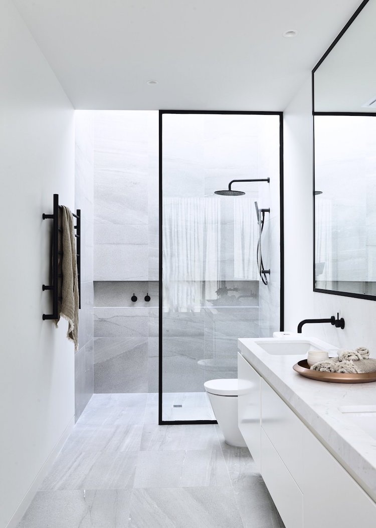 douche carrelée italienne salle de bain moderne minimaliste noire et blanche