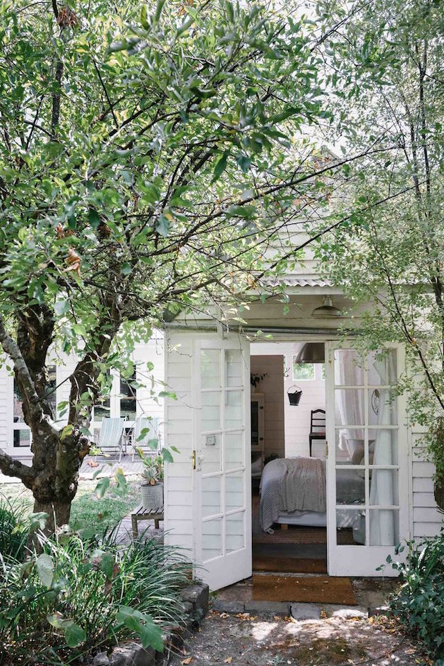 mini maison champêtre chambre sur jardin déco romantique