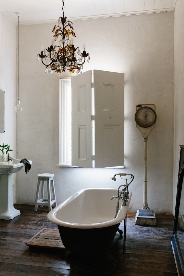 mini maison champêtre salle de bain vintage baignoire sur pied noire