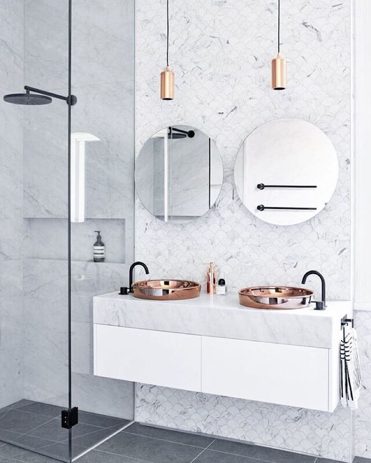 petite salle de bain marbre blanc douche italienne style art deco cuivre laiton
