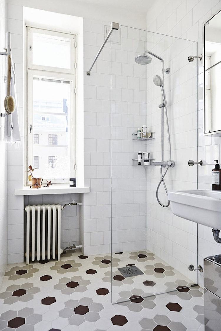 petite salle de bain moderne carrelage hexagonal douche italienne scandinave retro