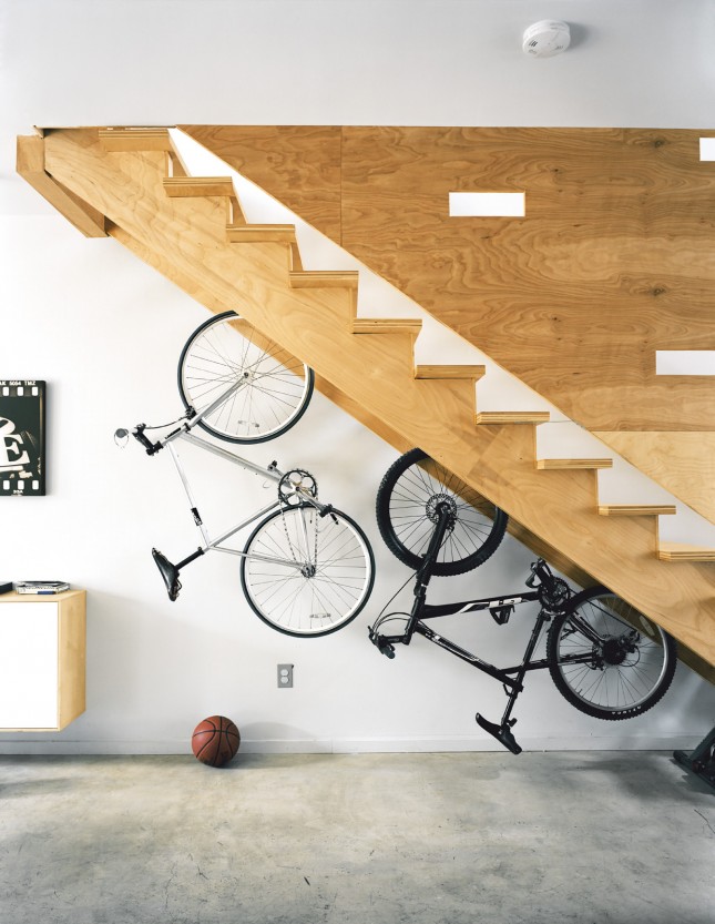 rangement à vélo appartement sous escalier étagère suspendue aménager un dessous d'escalier