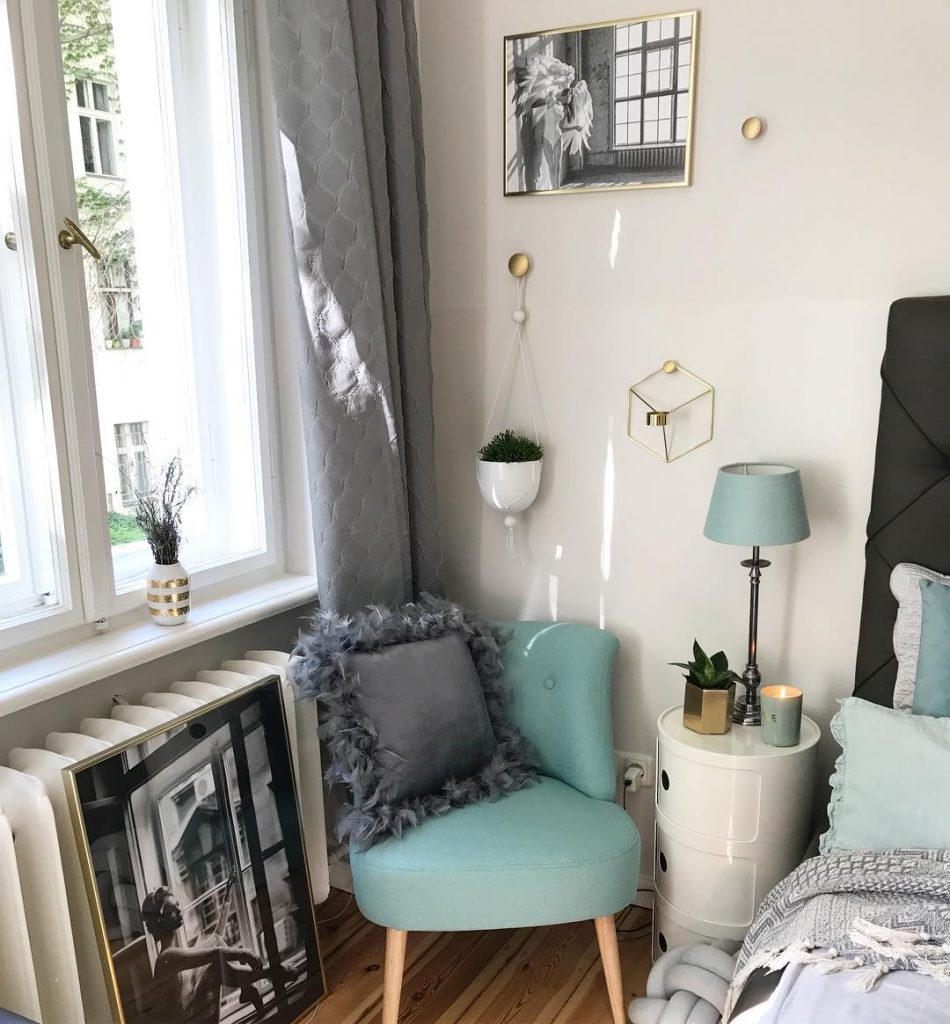 couleur pastel chambre coin détente fauteuil bleu coussin gris rideau suspension vase - blog déco - clem around the corner