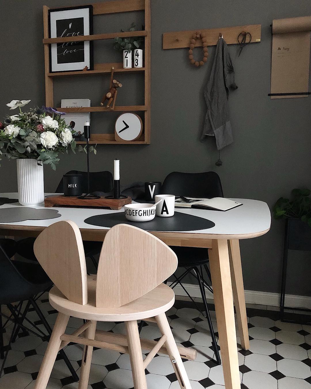 couleur pastel cuisine sombre carrelage noir et blanc table à manger bois étagère - blog déco - clem around the corner