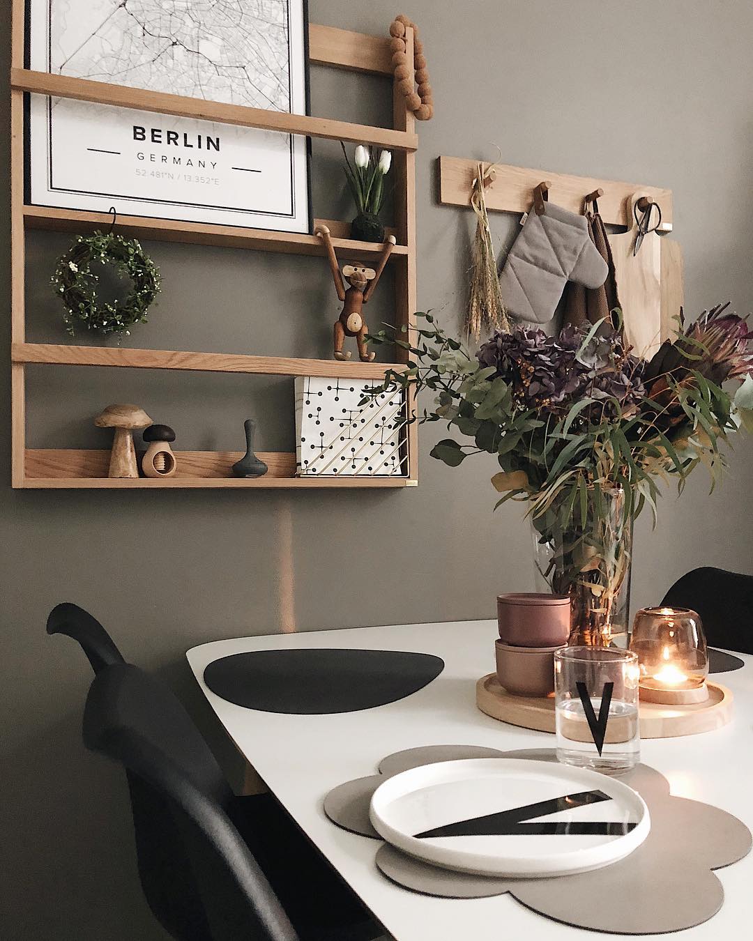 couleur pastel salle à manger étagère bois mur gris taupe chaise noire - blog déco - clem around the corner